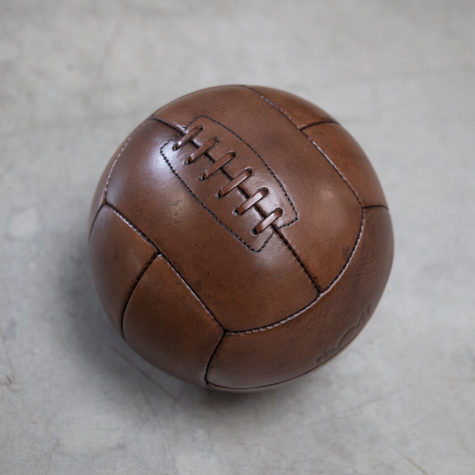 Ballon De Football Vintage Marron – Déco Rétro Style Ancien Pour Ambiance Sportive