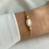 Bracelet délicat avec pierre en nacre ovale et perles dorées - ILONA